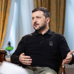 Президент Зеленский на фоне украинского флага