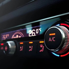 Водій натискає на кнопку в авто