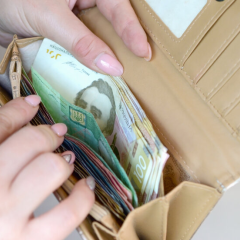 Пенсіонери отримують грошову допомогу на опалення