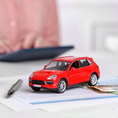 Позашляховик на гірському серпантині вдень