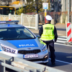 Полицейский останавливает автомобиль на дороге