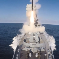 Російський корабель з калібрами на морі