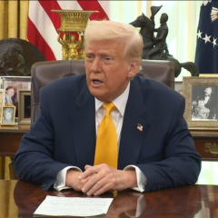 Трамп и Путин пожимают руки на встрече