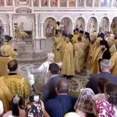 Владимир Гундяев падает во время освящения