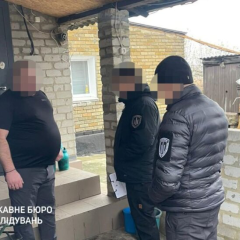 Офіцер змушує солдатів будувати дім