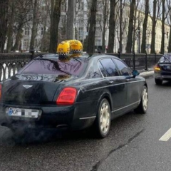 Старенька жінка в таксі з водієм