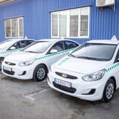 Снимок дорожного афиши с надписью '78% кандидатов не получают водительские права'