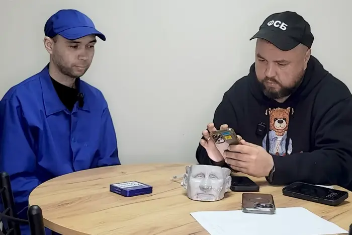 Полоний втікає, а мати відмовляється розмовляти.