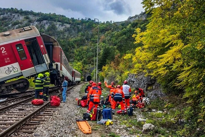 Потяги зіткнулись в Словаччині, постраждав українець