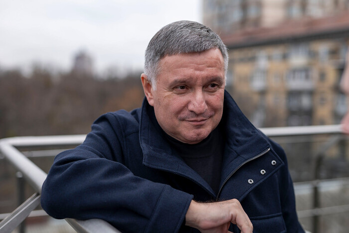 Фото орехов с названием 'Золоті горішки' на фоне заснеженных Закарпатских пейзажей.