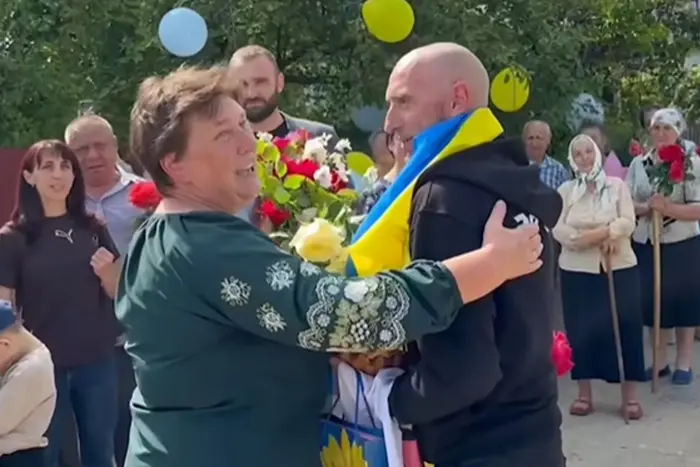 Село на Вінниччині вітає повернувшогося воїна
