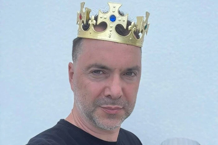 Арестович позирует как холостяк