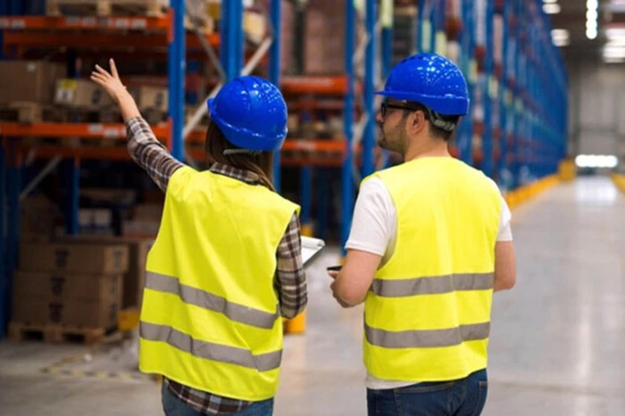 Группа украинских беженцев работает с роботами