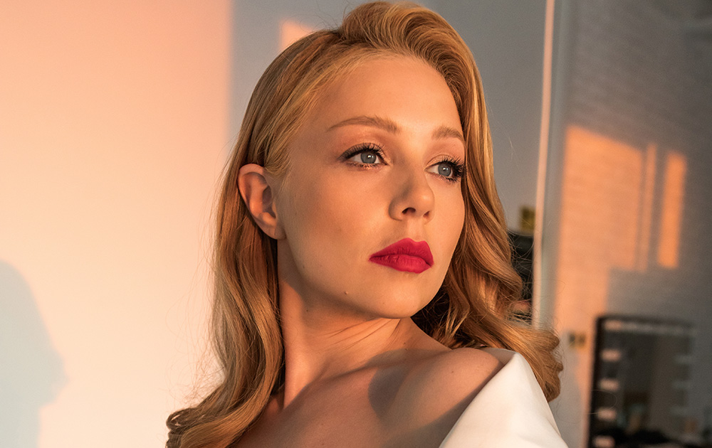 Тина Кароль с мамой рядом с аквариумом