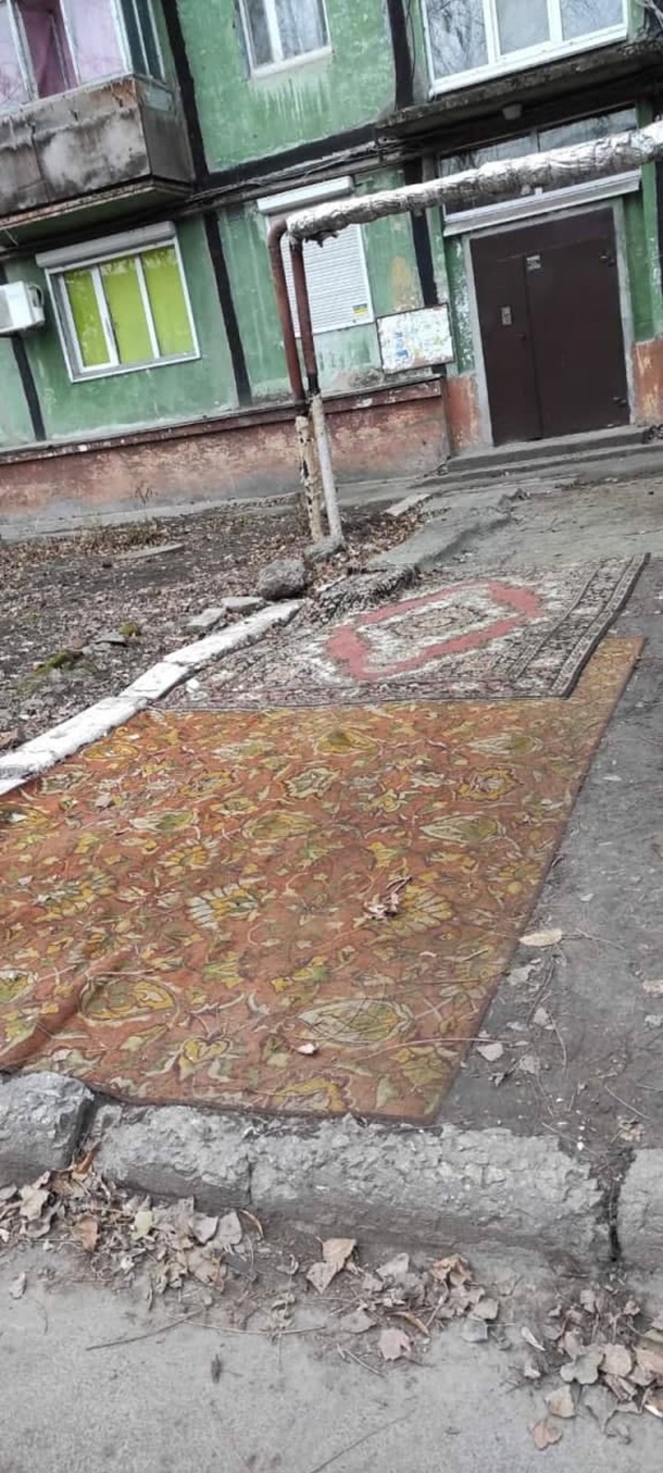 У Дніпрі асфальт укрито килимами