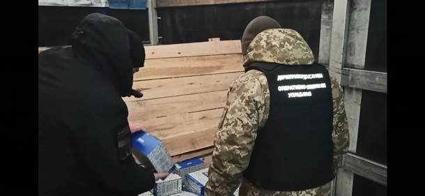 Українські пограничники перевіряють товари з РФ