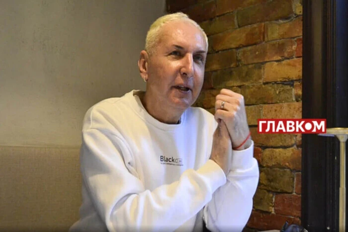 Фотографія поета-пісняра з мікрофоном