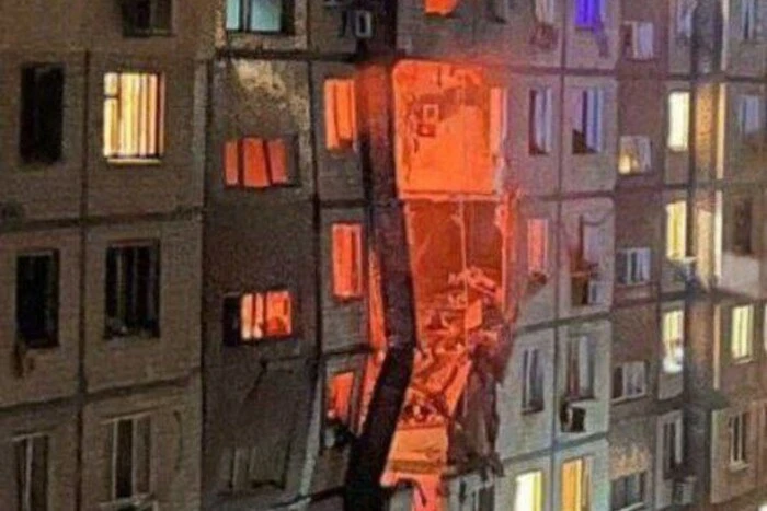 Безпілотник влучив у багатоповерхівку