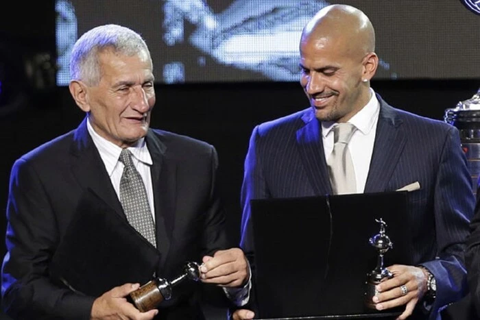 Изображение умершего аргентинского футболиста