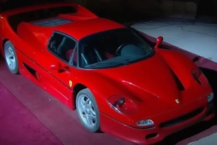 Молоток в руках аукциониста