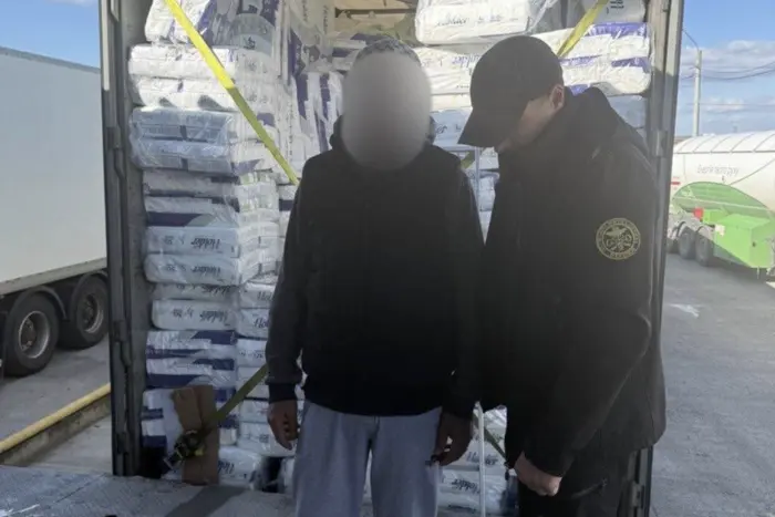 Иностранец в грузовике с подгузниками