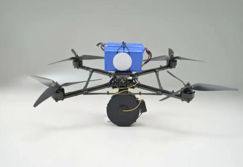 Новий дрон з оптоволоконним управлінням