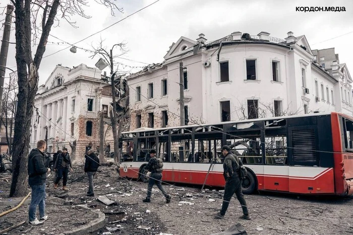 Троллейбус после ракетного удара в Сумах