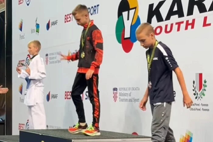 Українські каратисти відмовилися фотографуватися з росіянином