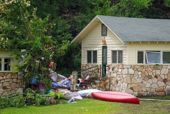 Повінь у Техасі: рятувальні операції тривають