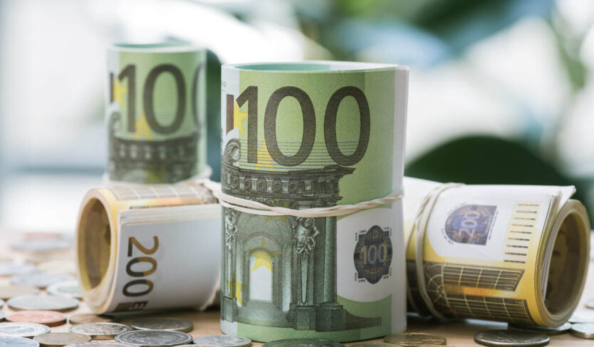 Людина, бере гроші для малого бізнесу