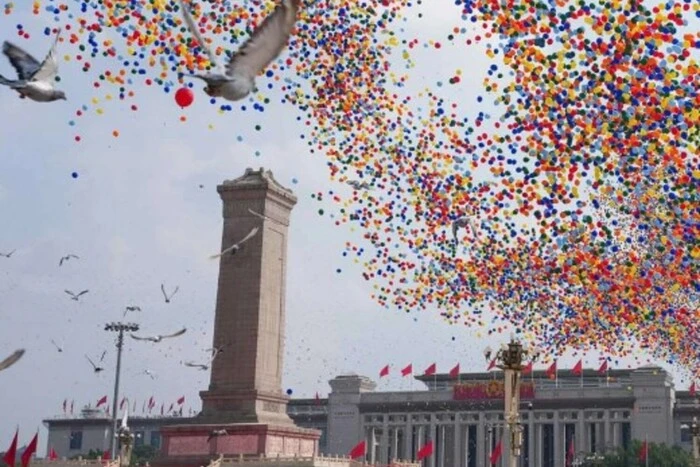 80 тыс. голубей и шариков в небе