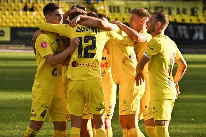 Футболисты на поле во время игры