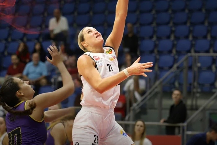 Юркевичус забивает мяч на баскетбольном матче