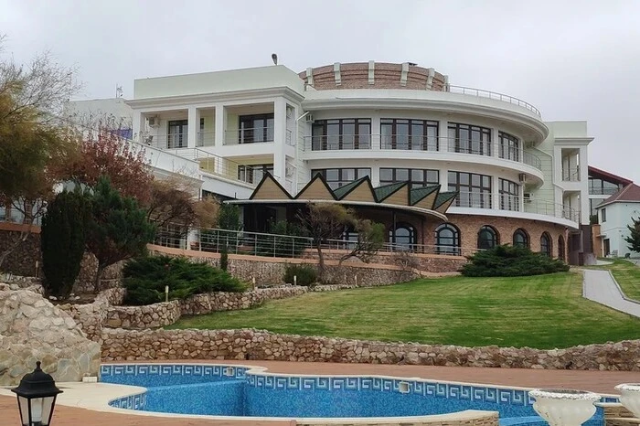 Батько співачки Алсу продає нерухомість в Криму