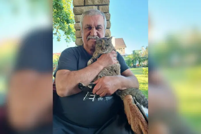 Василь Шкляр з кішкою вдома