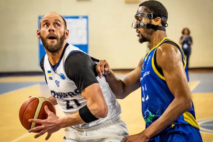 Баскетбольный мяч на полу