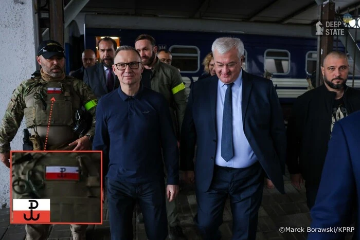 Охранник Дуды с неоднозначным шевроном