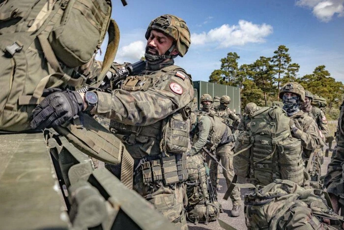 Polish soldiers training in Ukraine