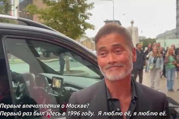 Action star of the 90s poses in Moscow
