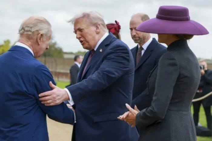 Король Чарльз жартує з Меланії Трамп