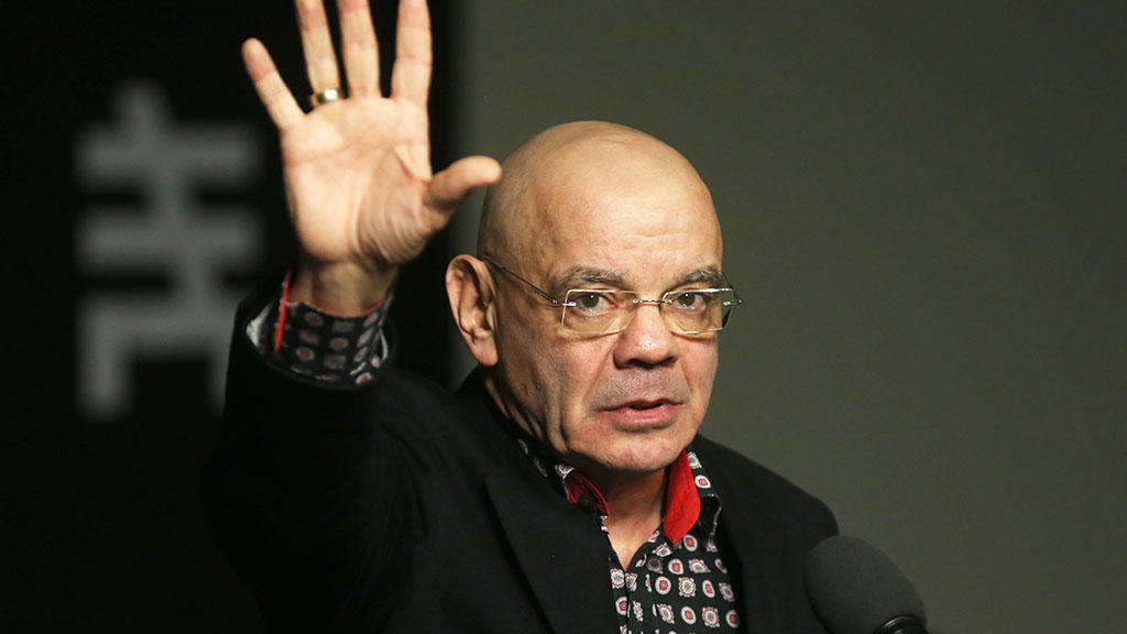 Костянтин Райкін виступає на сцені