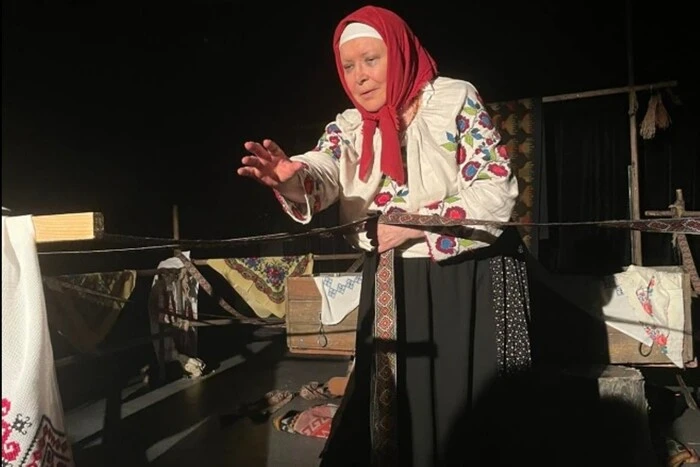 Лариса Кадирова виступає на сцені