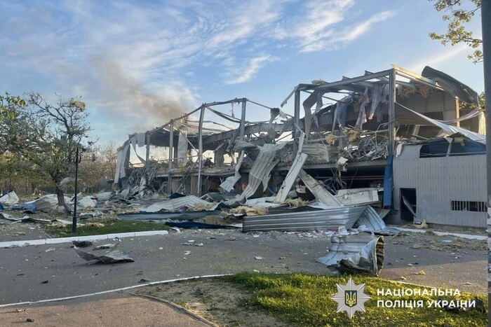 Люди осматривают поврежденные дома после разрушения ледовой арены