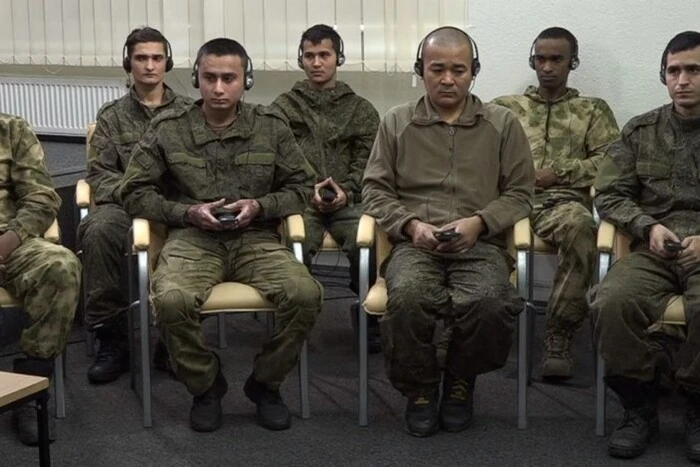 Військовий глобус з прапорами 48 країн