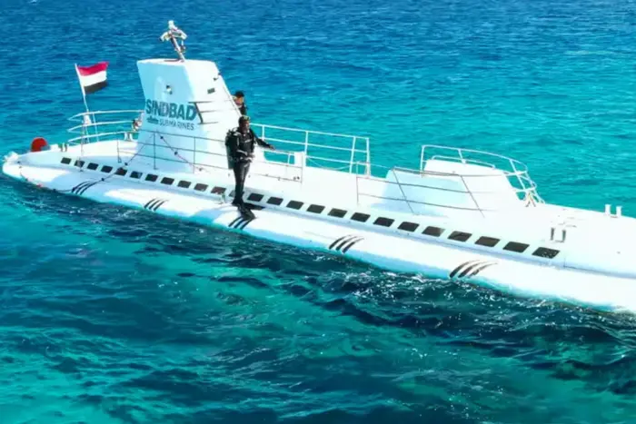 Туристичний батискаф на дні Червоного моря
