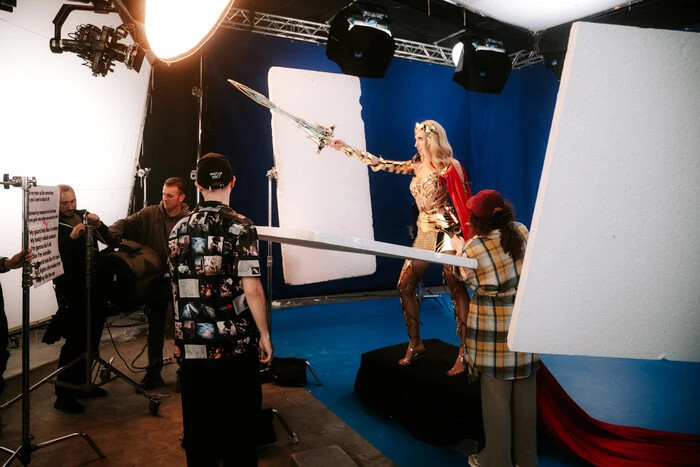 Оля Полякова привлекла ЛГБТ-хор и искусственный интеллект