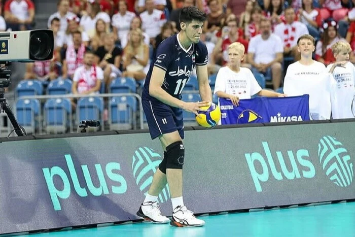 Волейболист иранского происхождения в бассейне