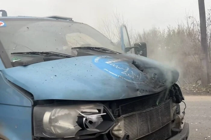 Російський FPV-дрон атакує авто з журналістами