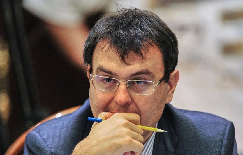 Таблица с налогами на фоне гайки