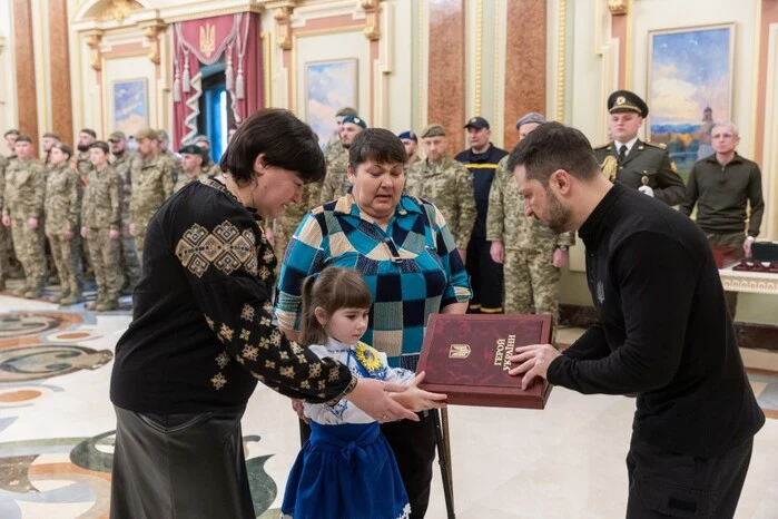 Президент вручає Золоті Зірки полеглим воїнам та їх рідним